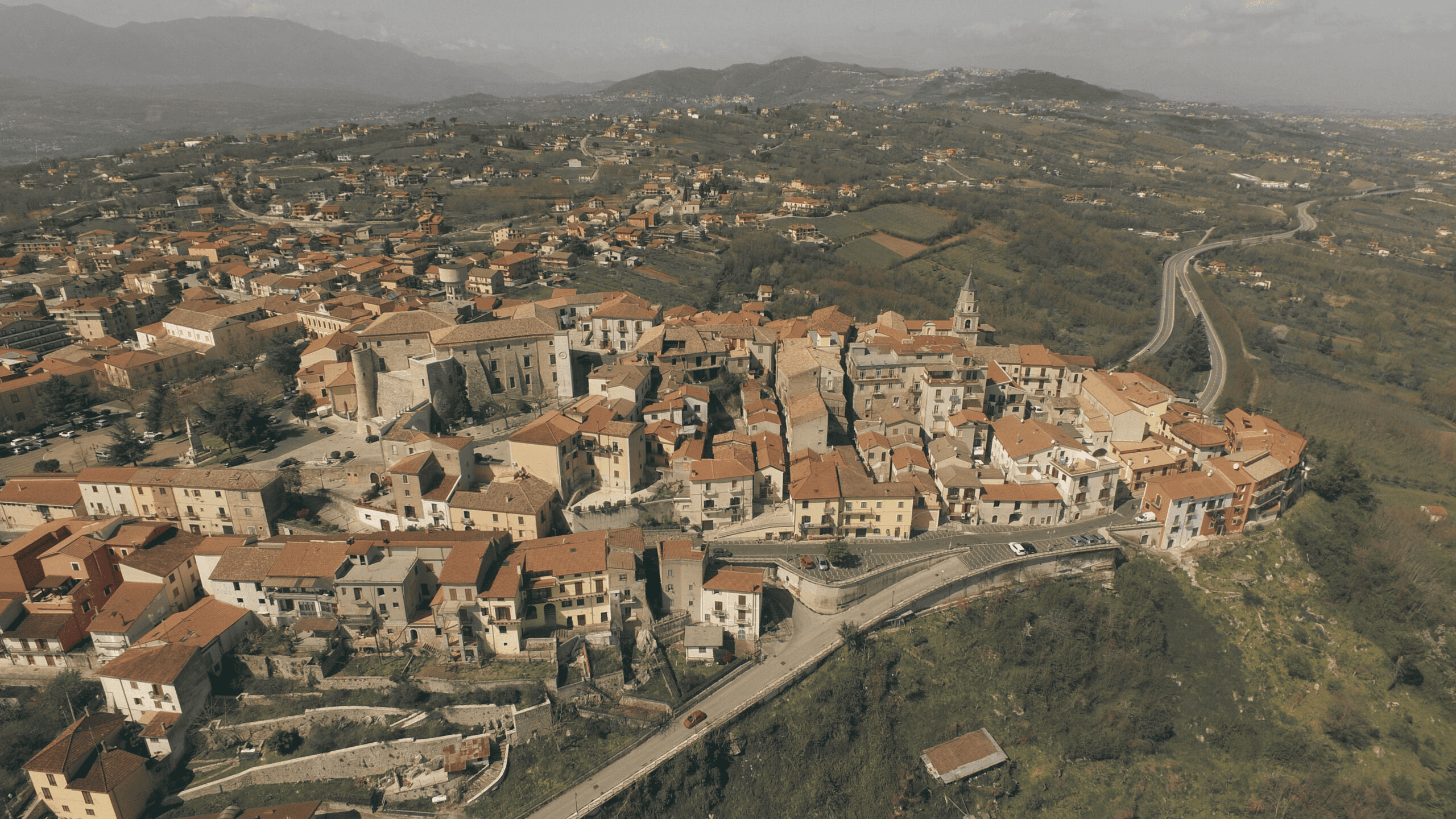 Veduta aerea di Montemiletto sulle colline dell'Irpinia