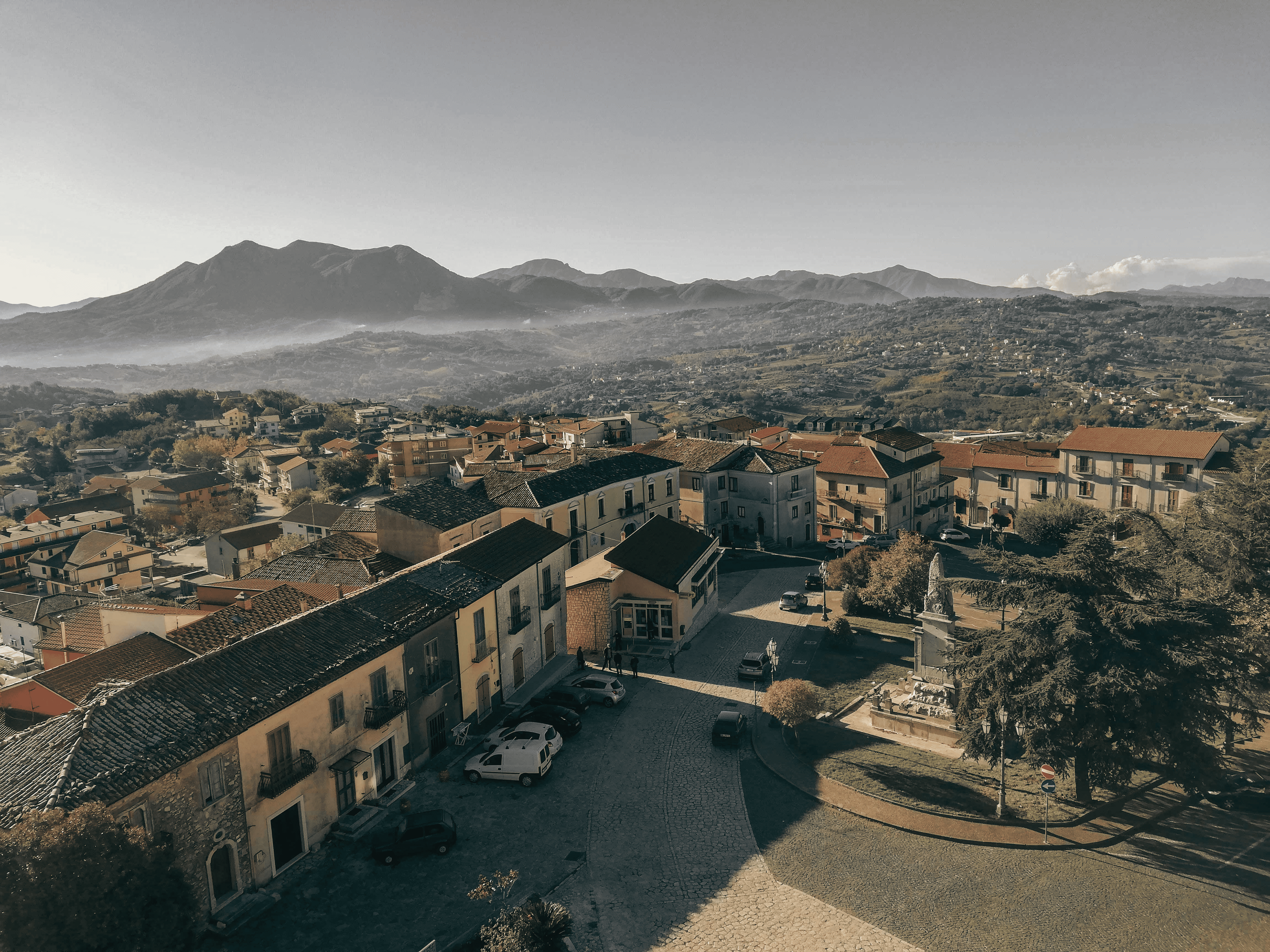 Veduta del borgo di Montemiletto arroccato sulle colline dell'Irpinia, in provincia di Avellino